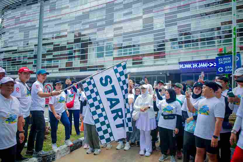 Pelepasan start Fun Walk HUT ke-81 PMI di Poliklinik Grand Afiat RS PMI Bogor oleh Wali Kota Bogor Dedie A. Rachim.