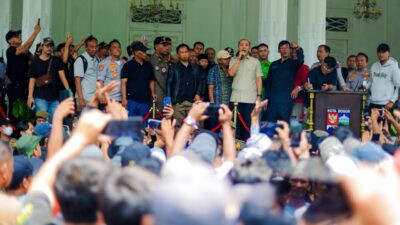 Wali Kota Bogor Dedie A. Rachim saat berdialog dan memberikan arahan kepada para pengemudi angkot di Balai Kota Bogor.