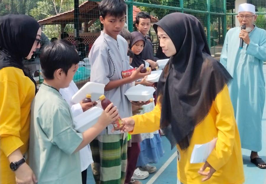 Penyerahan santunan anak yatim diawal acara Tasyakuran Aster Futsal Academy Bogor