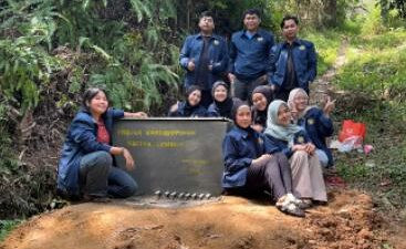 Tim Projek Kepemimpinan PPG Universitas Pasundan bersama warga berpose di depan bak penampungan air Wacika Lembur di Kampung Babakan Ciherang, Cianjur.