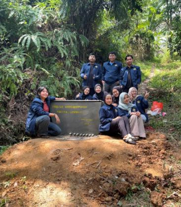Wacika Lembur: Hadirkan Solusi Air Bersih Berkeadilan di Pelosok Cianjur Tim Projek Kepemimpinan PPG Universitas Pasundan bersama warga berpose di depan bak penampungan air Wacika Lembur di Kampung Babakan Ciherang, Cianjur.