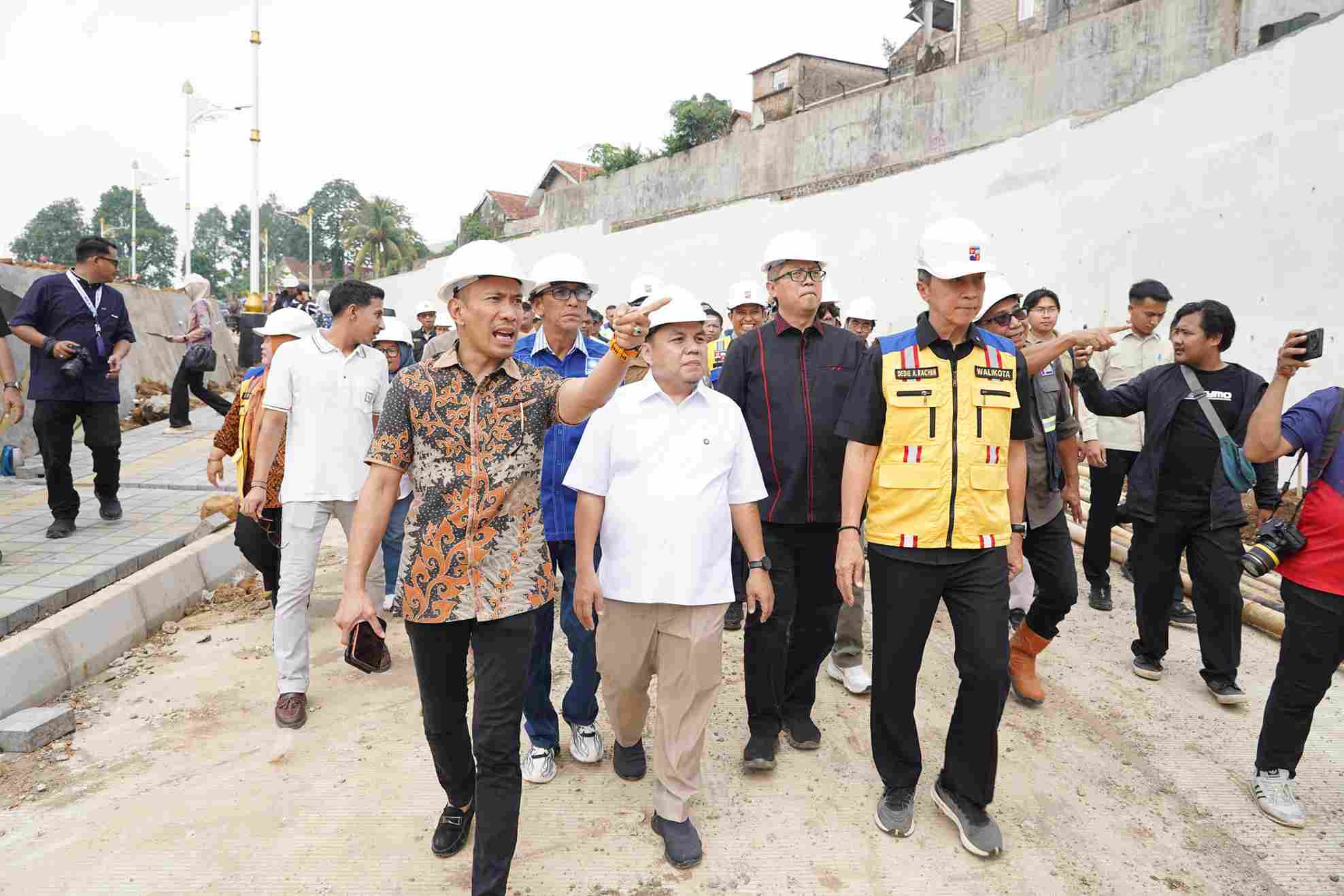 Ketua DPRD Kota Bogor dan Wali Kota Bogor meninjau progres trase baru Batutulis Bogor.
