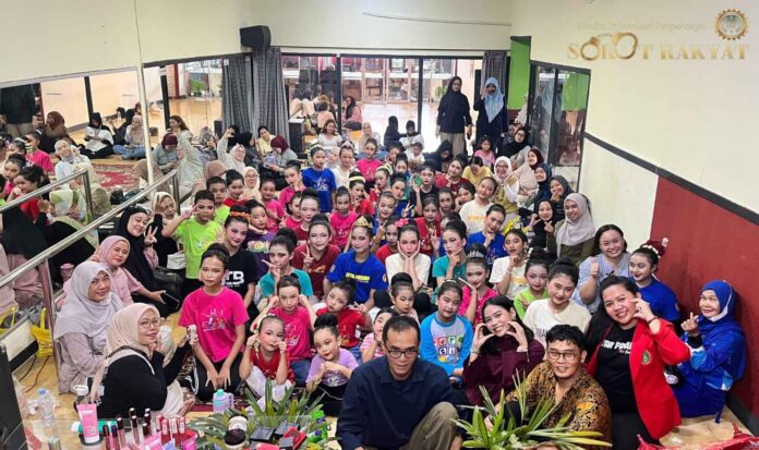Membangun Kemandirian Seniman Muda: Sanggar Getar Pakuan Gandeng ISBI Bandung Gelar Workshop Tata Rias dan Sanggul Workshop Tata Rias dan Sanggul Sanggar Seni Getar Pakuan Kota Bogor bersama ISBI Bandung.