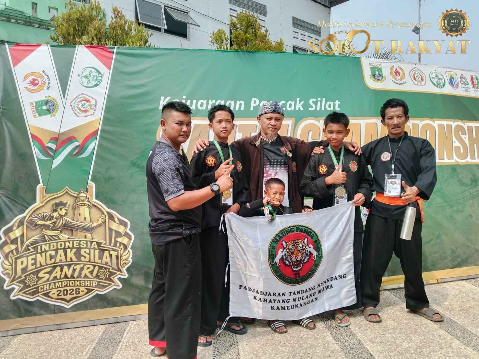 Tim pesilat Maung Panca Ti Padjadjaran Bogor dan Raid Nadhif Lazuar membentangkan bendera perguruan di Indonesia Pencak Silat Santri Championship 2026   