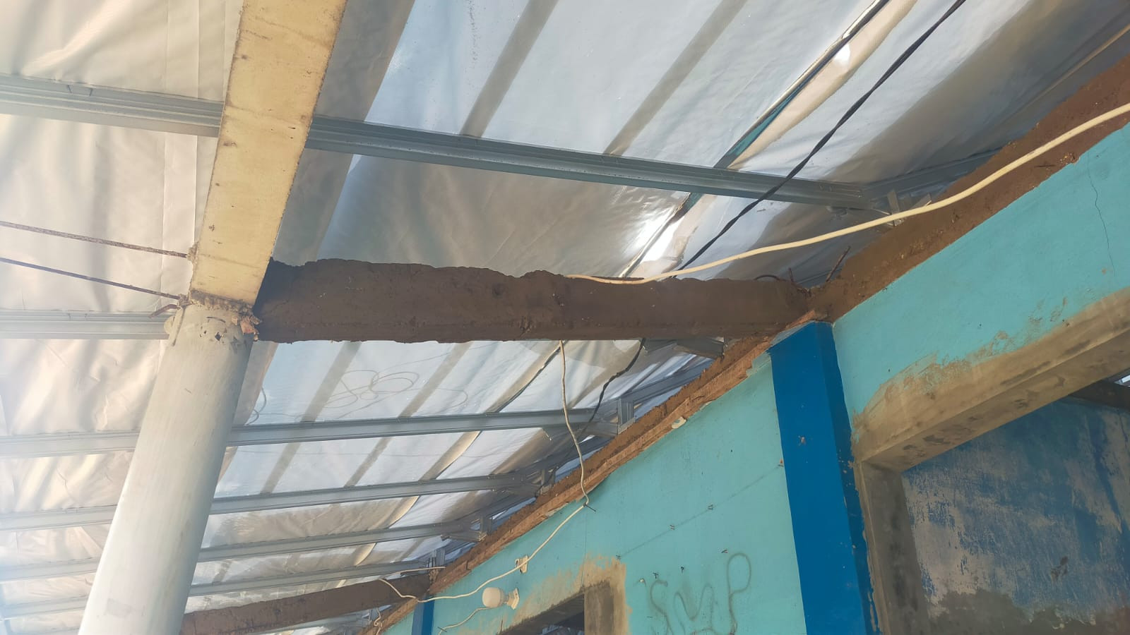 Kabel Listrik Menjuntai di Balok Beton Struktur SMP Gunung Mulya Tenjolaya.