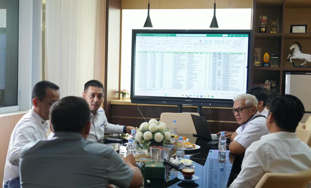 Gebbrak Pajak Kota Bogor: Bapenda & Komisi II DPRD Kejar Tunggakan Jumbo Rp600 Miliar Suasana rapat koordinasi Bapenda bersama Komisi II DPRD Kota Bogor dalam upaya optimalisasi penagihan piutang pajak daerah.
